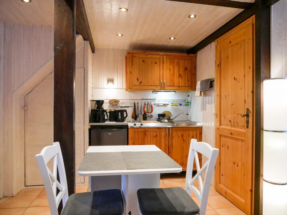 Dining area, Food, stove, kitchen