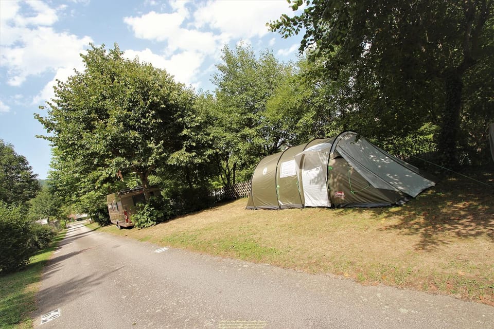Camping des Gorges de La Loire Campground/ 
RV Resort in Auvergne-Rhône-Alpes