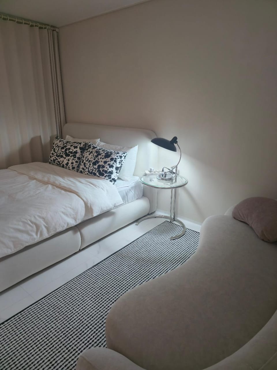 Stay Chic 황리단길 룸3 침대5 에어컨4 에어랩 건식사우나 동궁과월지 Apartment in South Korea
