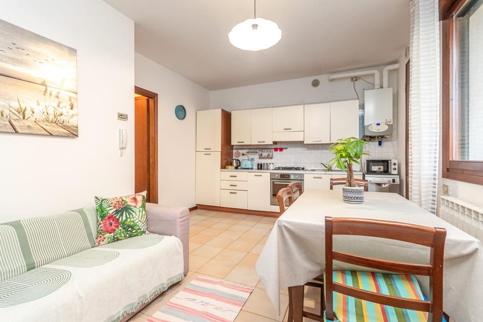 Kitchen or kitchenette, Living room