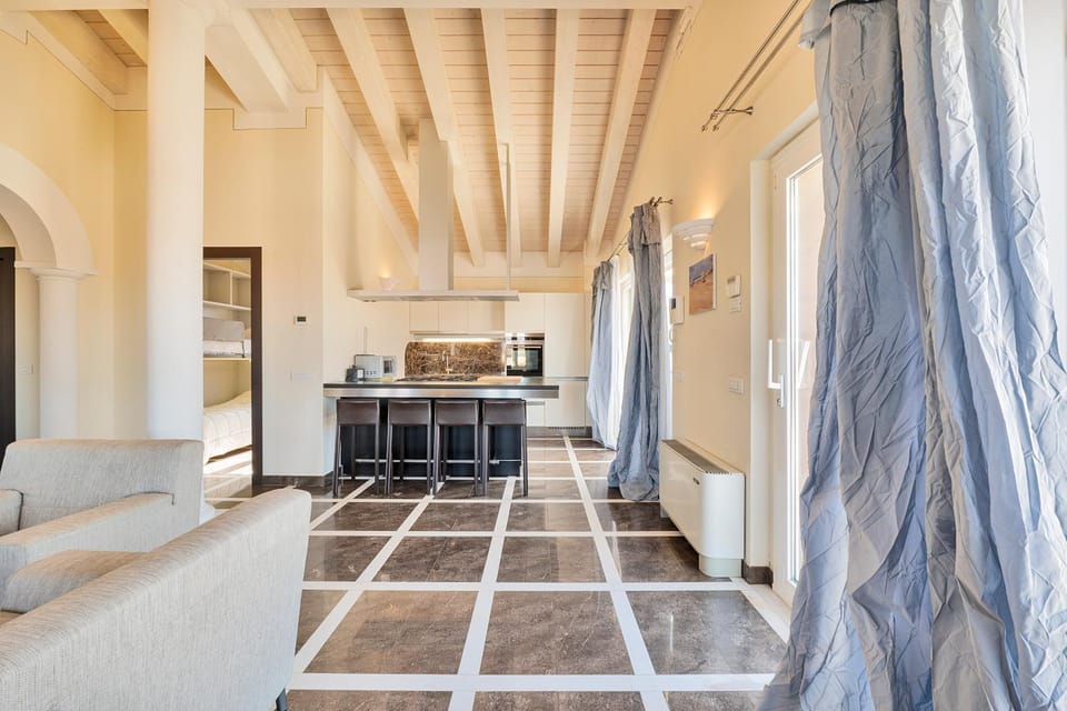 Golden Luxe - Chalet in the Beach Luxury Apartment in Viareggio