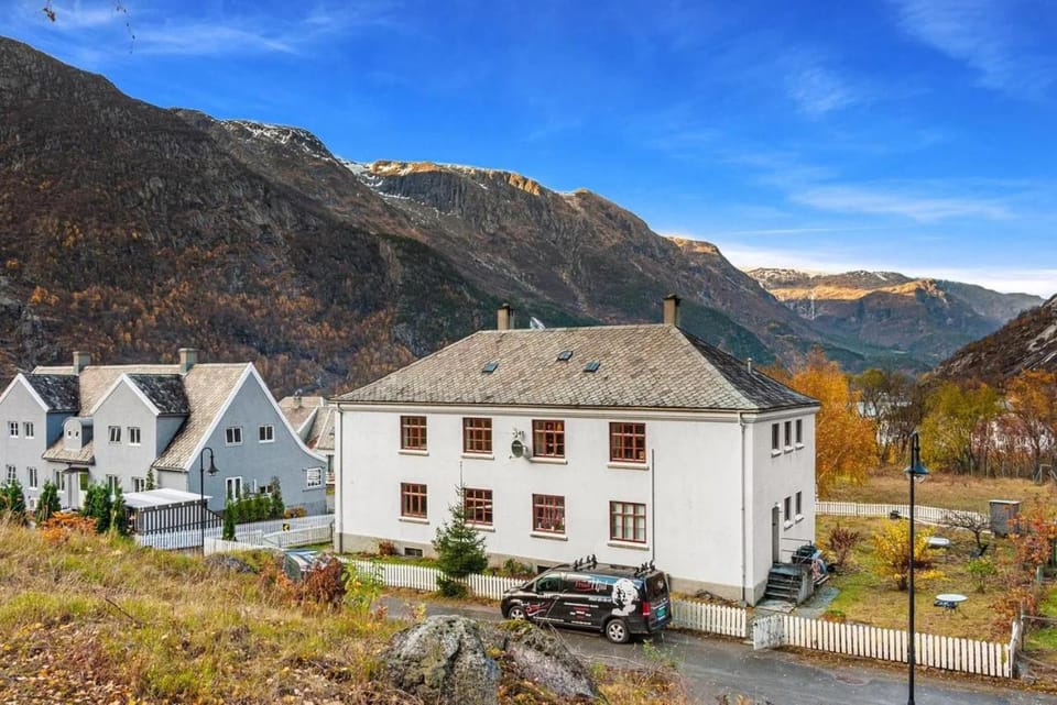 Property building, Day, Natural landscape, Mountain view, Parking