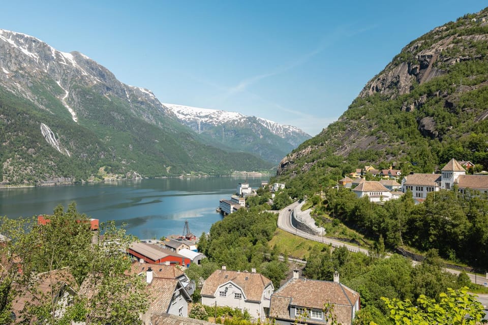 View (from property/room), Lake view, Lake view, Landmark view, Mountain view