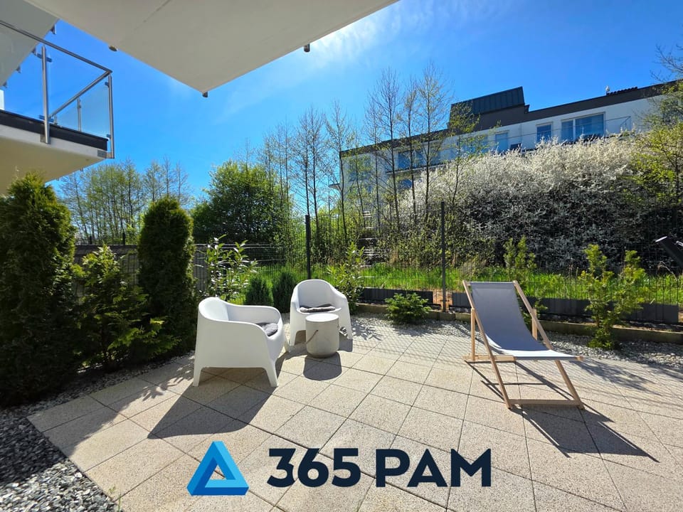 Property building, Patio, Spring, Day, Garden, Garden view, sunbed