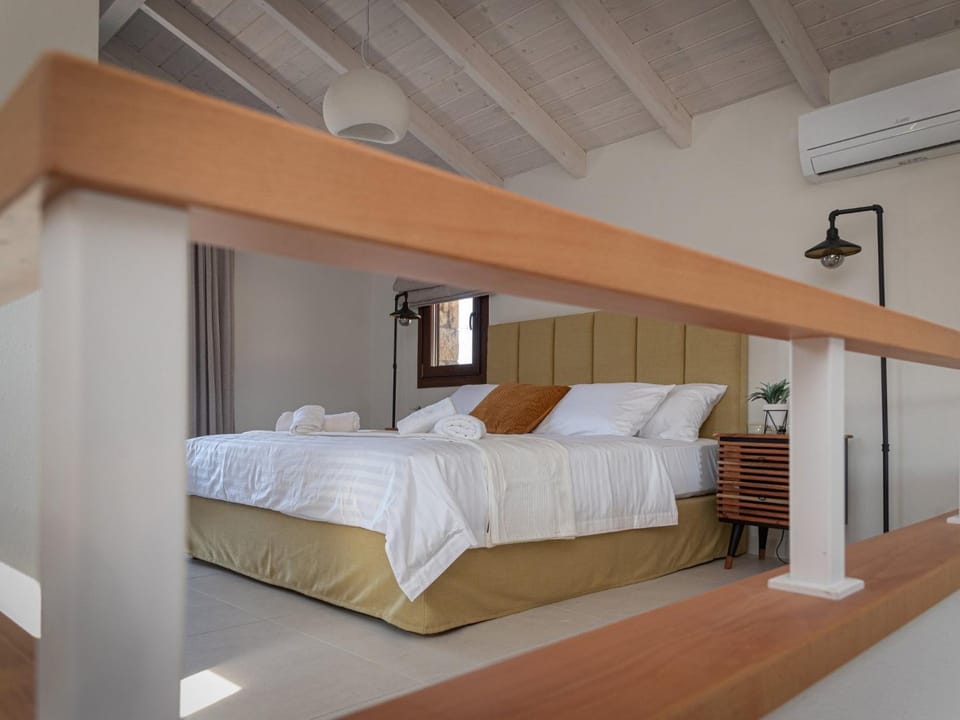 Bed, Photo of the whole room, Bedroom, bunk bed, towels, air conditioner