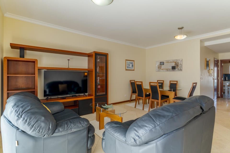 Communal lounge/ TV room, TV and multimedia, Living room, Seating area, Dining area, Evening entertainment
