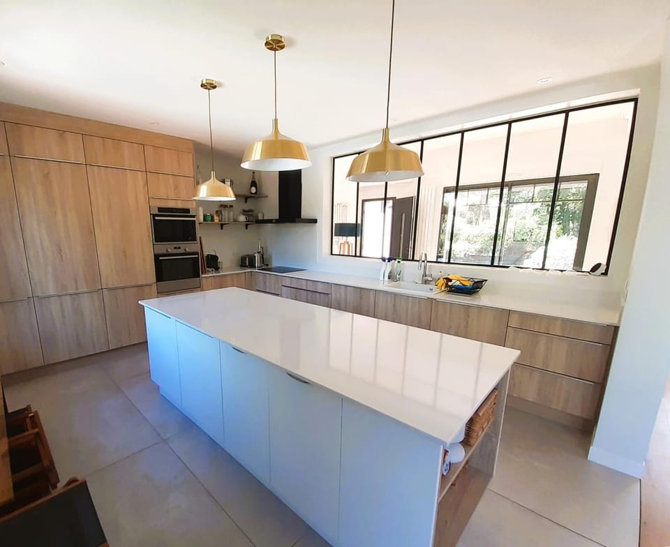 Kitchen or kitchenette, dishwasher, minibar, oven, stove