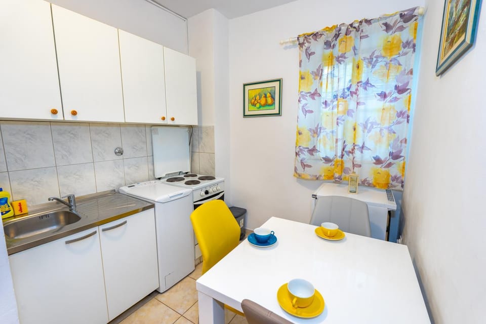 Kitchen or kitchenette, Dining area, stove