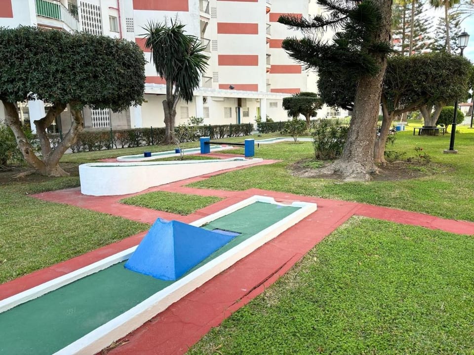 Apartamento premium a pie de playa, con 3 piscinas, mini golf y terraza Apartment in Costa Tropical