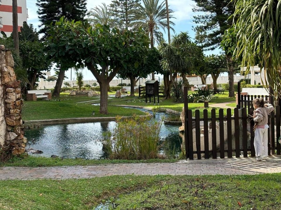 Apartamento premium a pie de playa, con 3 piscinas, mini golf y terraza Apartment in Costa Tropical