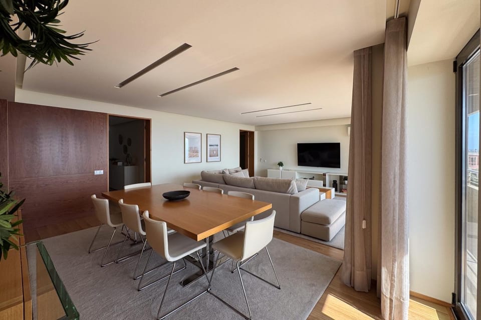 Communal lounge/ TV room, TV and multimedia, Living room, Seating area, Dining area