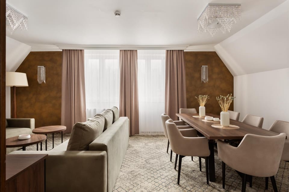 Property building, TV and multimedia, Living room, Decorative detail, Seating area, internet