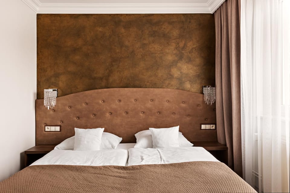 Property building, Photo of the whole room, Decorative detail, Seating area, Bedroom