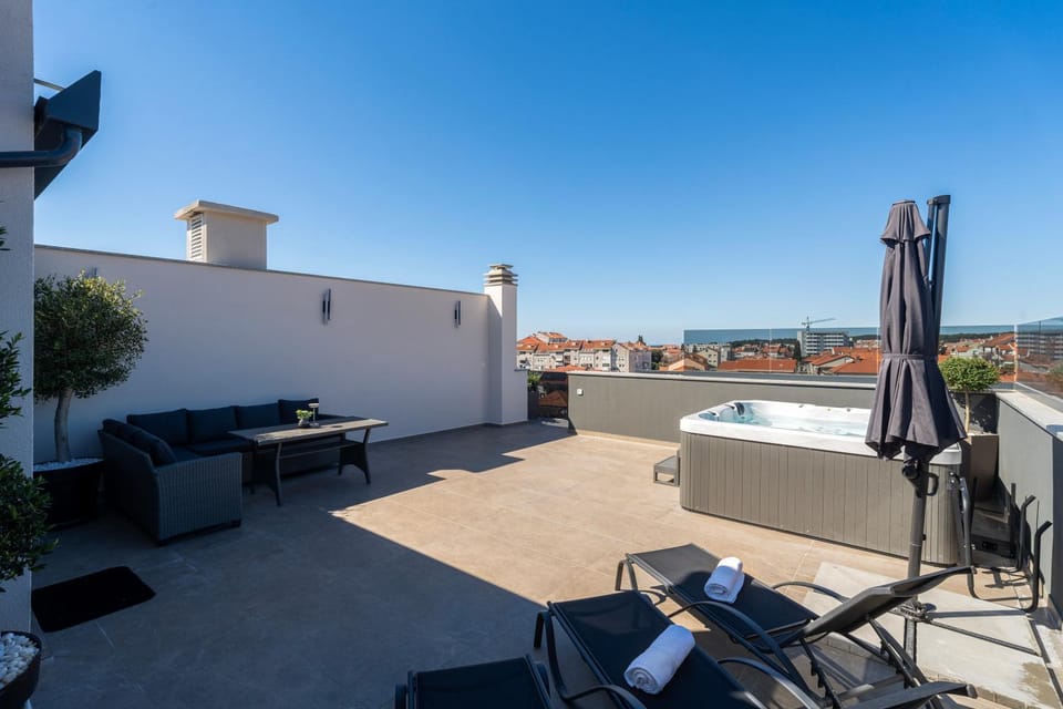 View (from property/room), Balcony/Terrace, sunbed