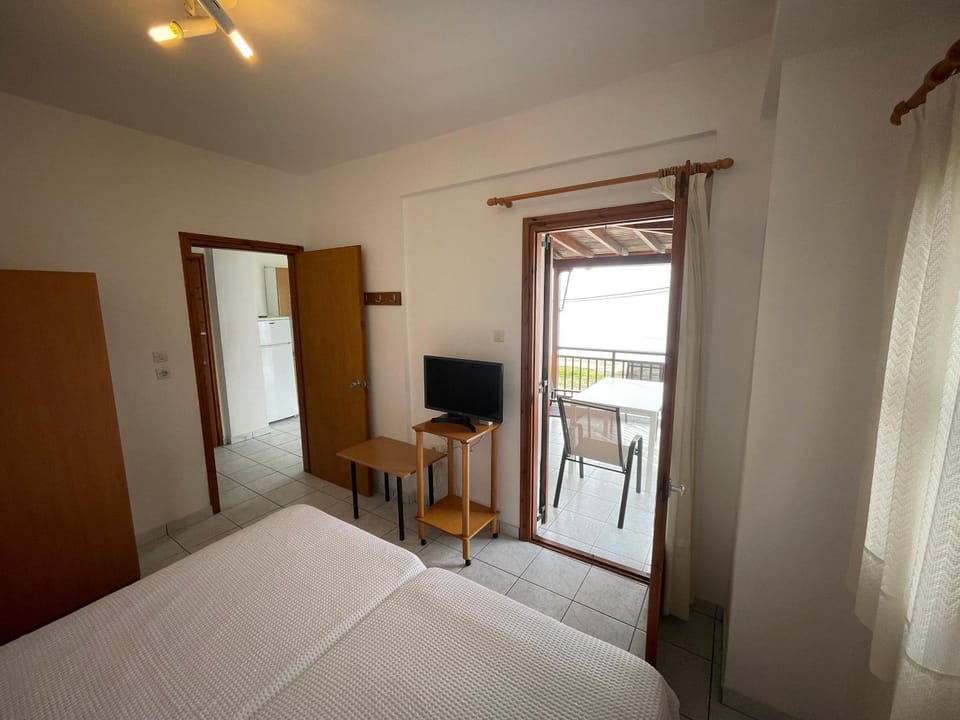Bed, TV and multimedia, Bedroom, wardrobe