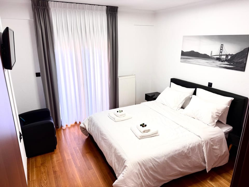 Bed, TV and multimedia, Bedroom, towels