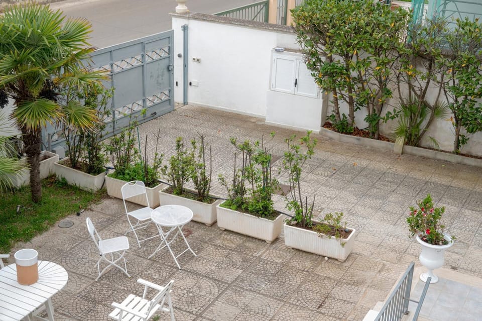 Property building, Balcony/Terrace, Living room