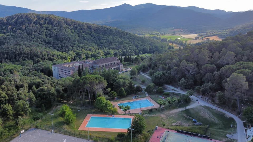 Property building, Off site, Natural landscape, Bird's eye view, Garden, Mountain view, Pool view, Swimming pool