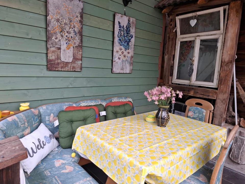 Seating area, Dining area