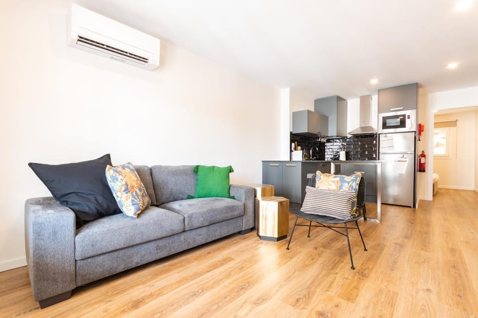 TV and multimedia, Living room, Seating area, air conditioner