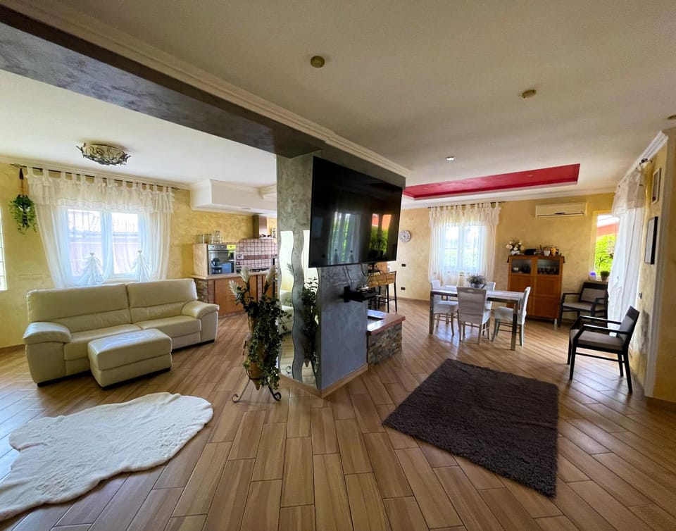 TV and multimedia, Kitchen or kitchenette, Living room, Seating area, Dining area