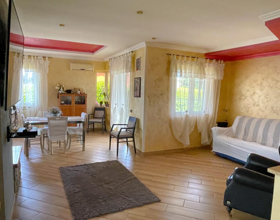 TV and multimedia, Living room, Seating area, Dining area