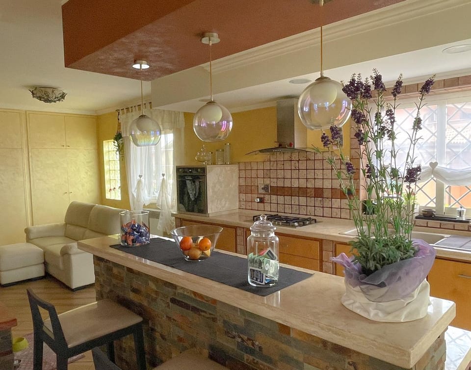 Kitchen or kitchenette, Living room, Seating area, Dining area