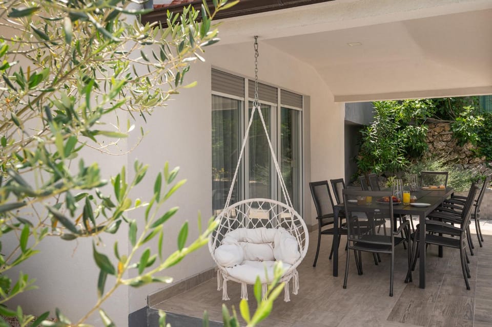 Day, Garden, Living room, Seating area, Dining area