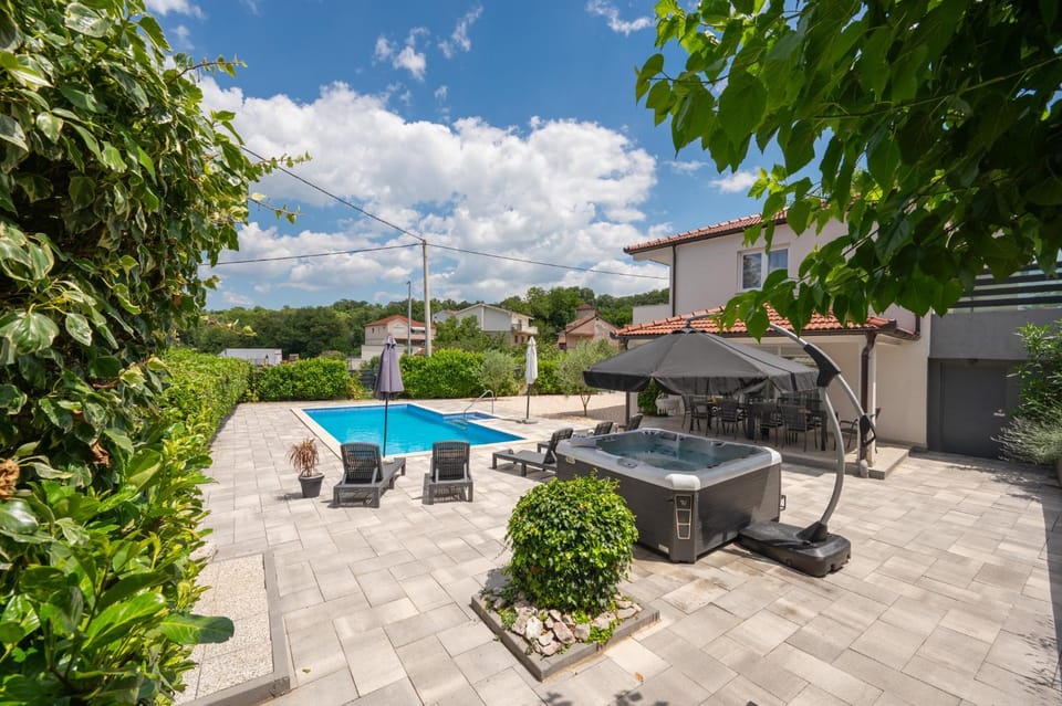 Property building, Patio, Garden, Hot Tub, Garden view, Pool view, Swimming pool, sunbed