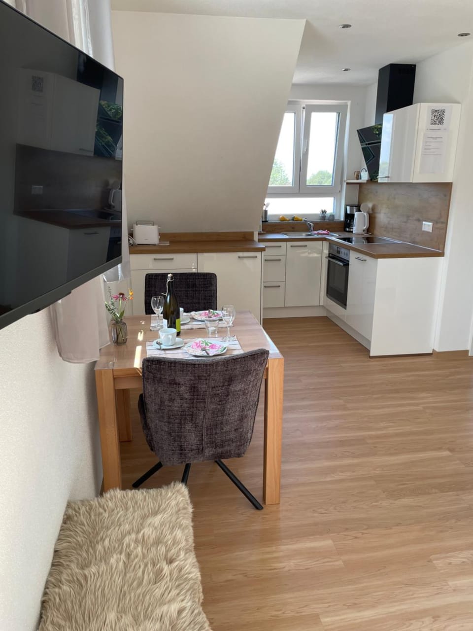 Kitchen or kitchenette, Dining area