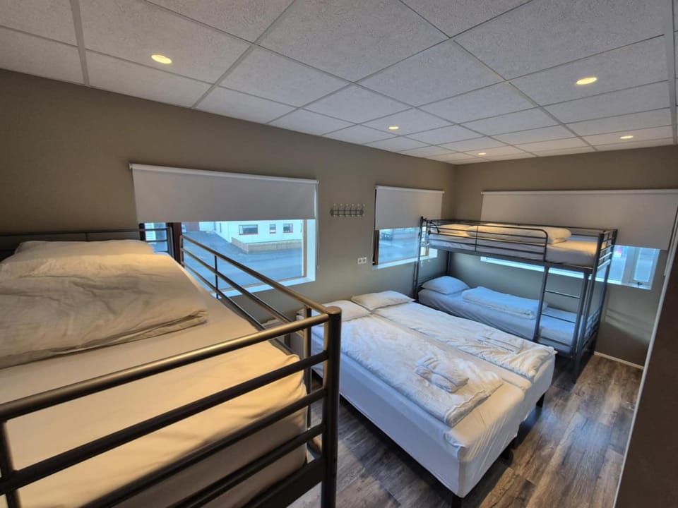 Bed, Photo of the whole room, Bedroom, bunk bed, towels