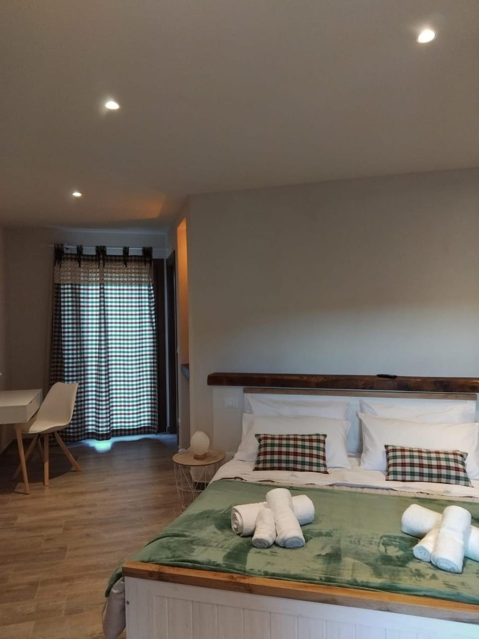 Bed, Photo of the whole room, Seating area, towels