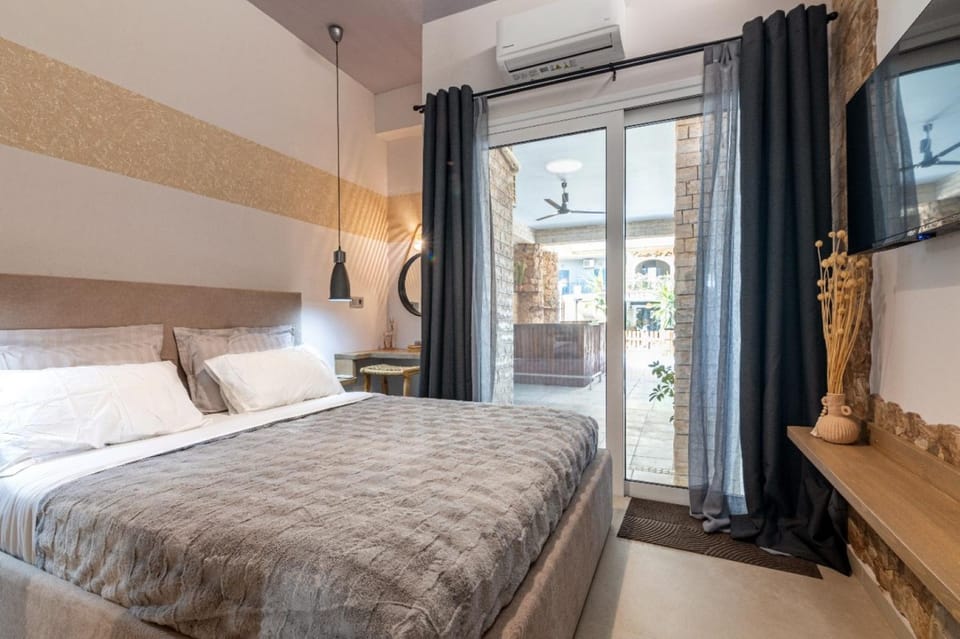 Bed, TV and multimedia, Photo of the whole room, Bedroom