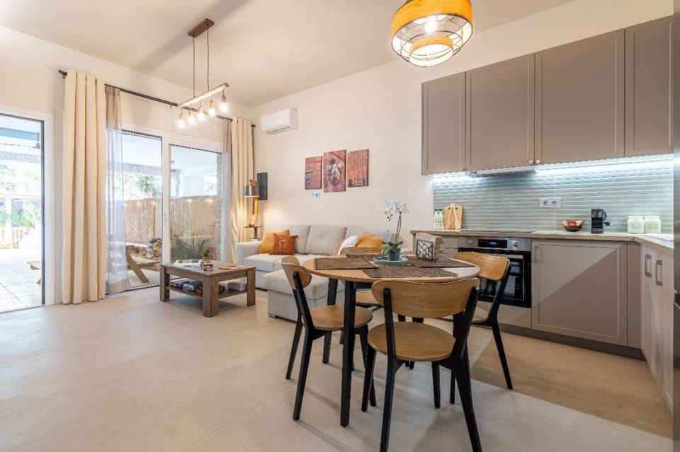Kitchen or kitchenette, Living room, Seating area, Dining area