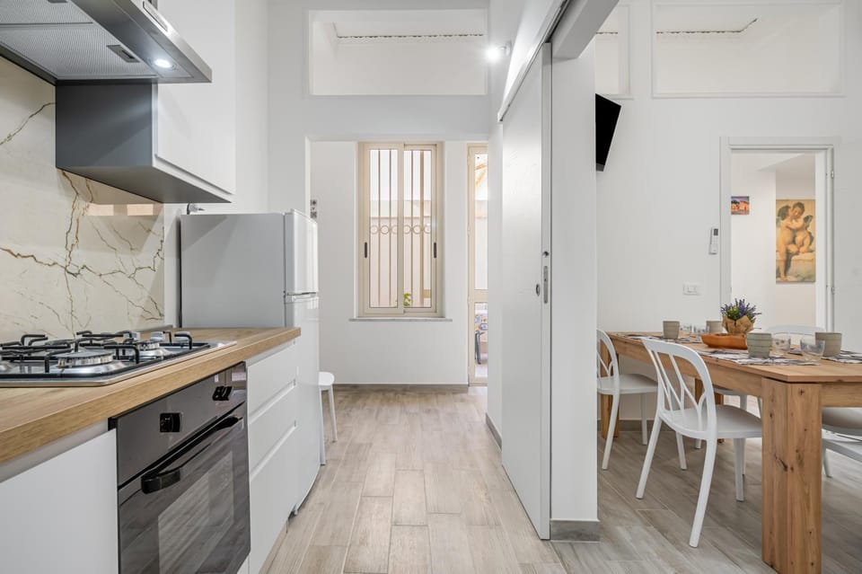 Kitchen or kitchenette, Dining area, stove