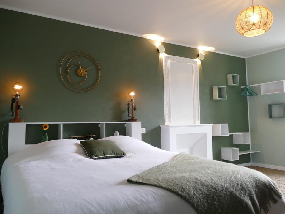Bed, Photo of the whole room, Bedroom