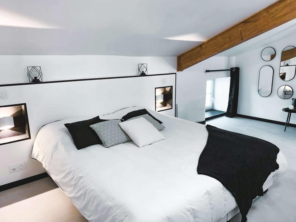 Bed, Photo of the whole room, Bedroom