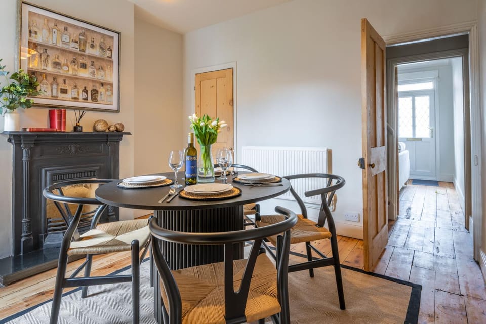 Seating area, Dining area
