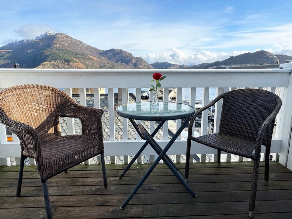 View (from property/room), Balcony/Terrace, Mountain view