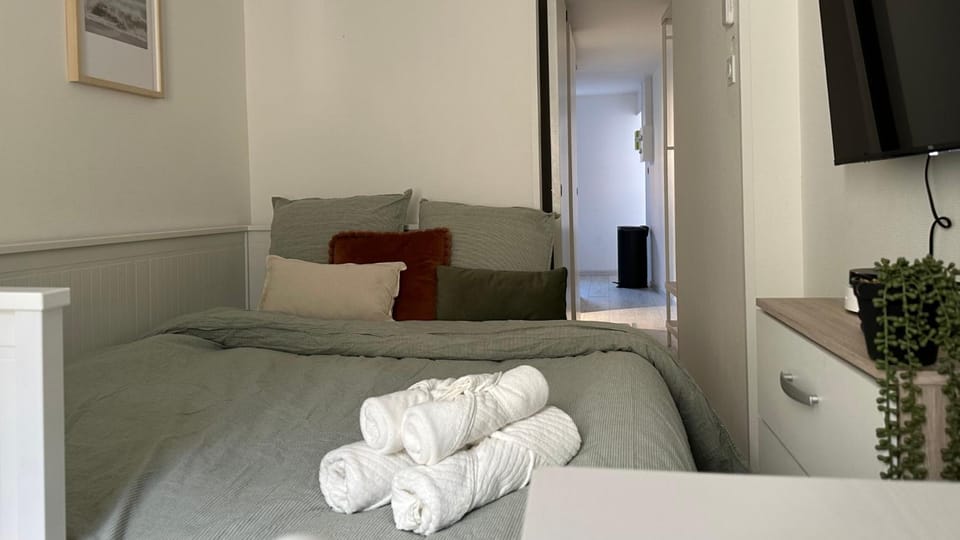Bed, towels