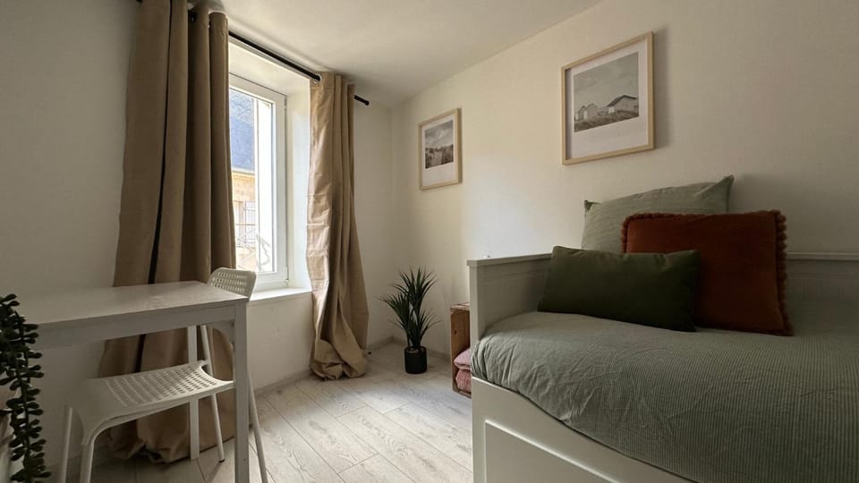 Bed, Living room, Bedroom