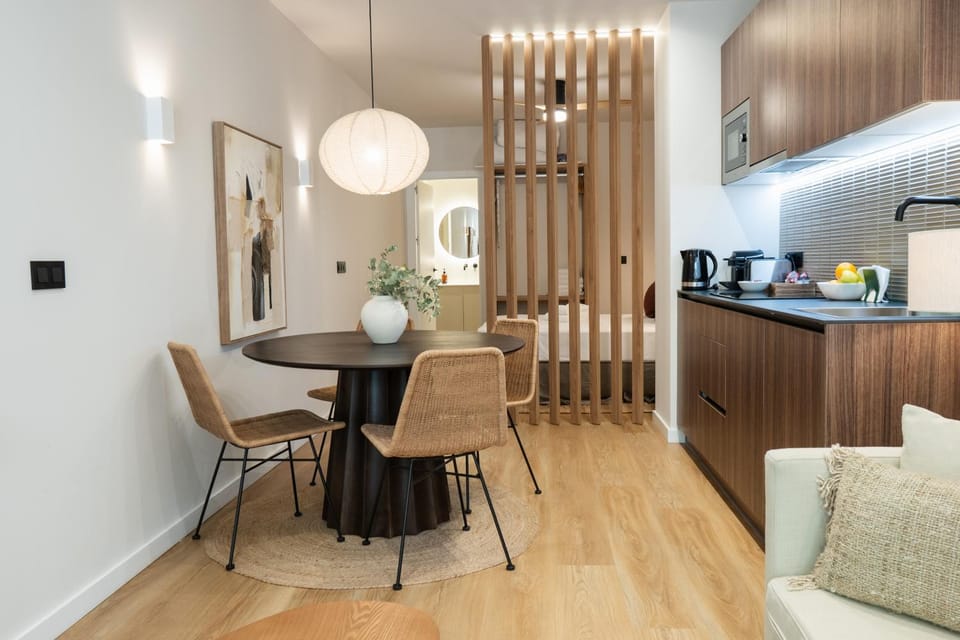 Kitchen or kitchenette, Seating area