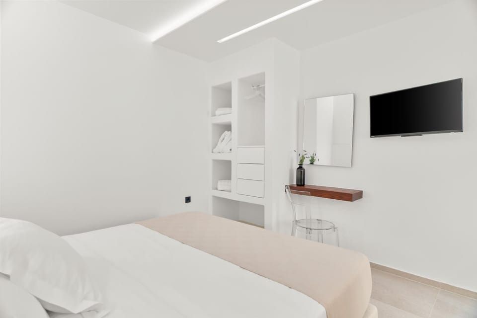 Bed, TV and multimedia, Bedroom
