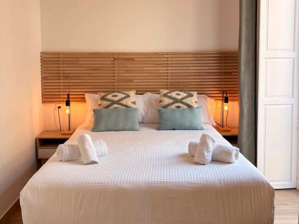 Bedroom, towels, towels