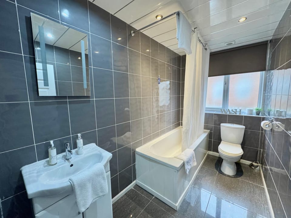 Shower, Toilet, Bathroom, Bath, towels