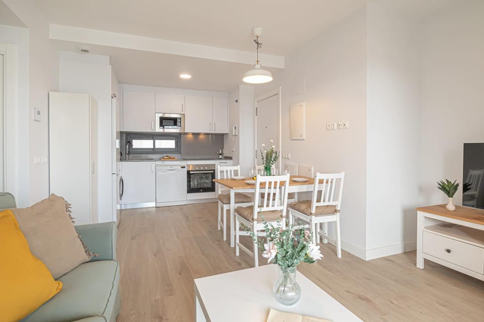 TV and multimedia, Living room, Seating area, Dining area, air conditioner