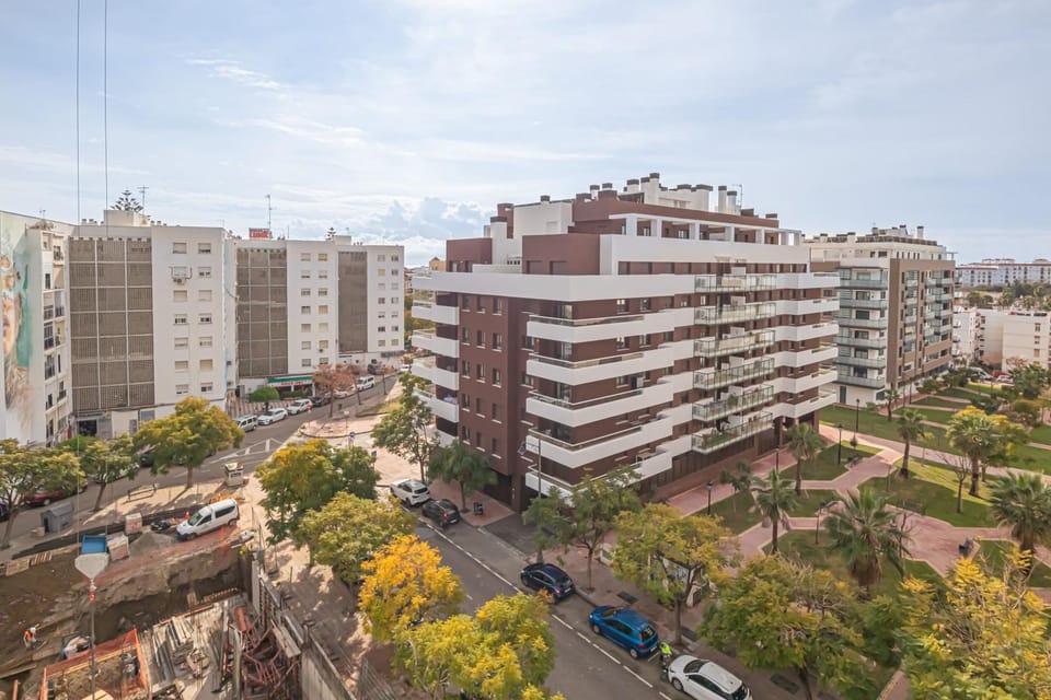Property building, Day, Neighbourhood, Balcony/Terrace, City view, Street view, Location