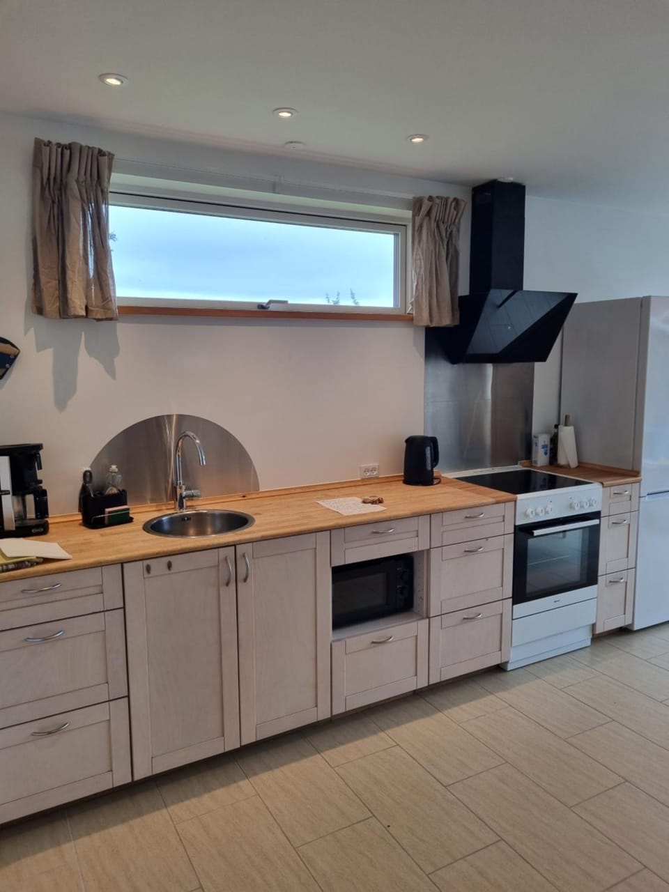 Coffee/tea facilities, Kitchen or kitchenette, stove
