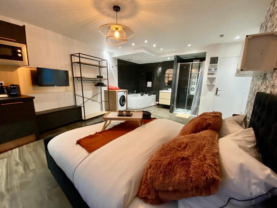 Bed, Kitchen or kitchenette, Bath