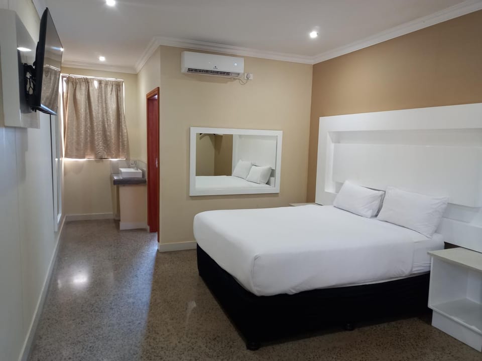 TV and multimedia, Photo of the whole room, air conditioner